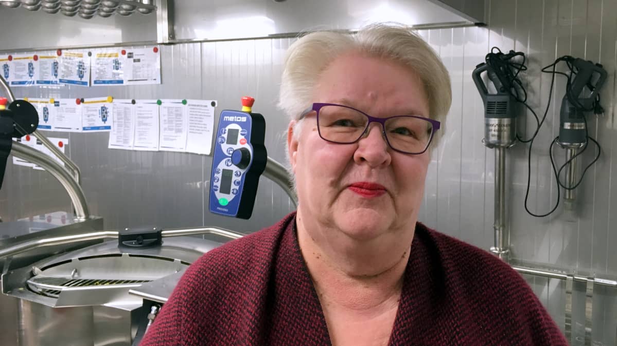 Ruokapalvelupäällikkö Pirjo Partanen Kontiolahden terveyskeskuksen valmistuskeittiössä.