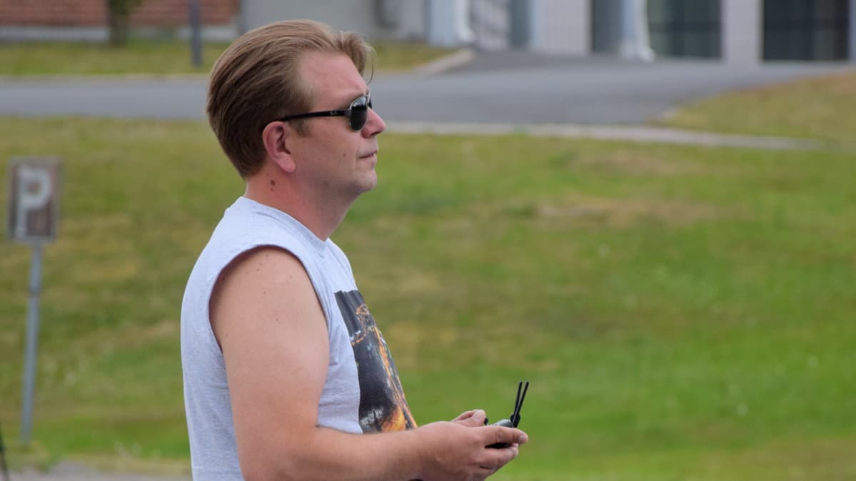 Marko Saikkonen keskittyy droonin lennättämiseen.