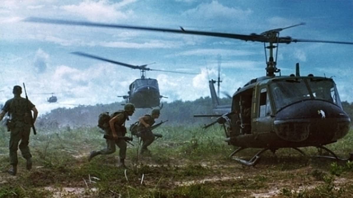 Yhdysvaltalaiset UH-1D-helikopterit laskeutumassa poimimaan maavoimien sotilaita.