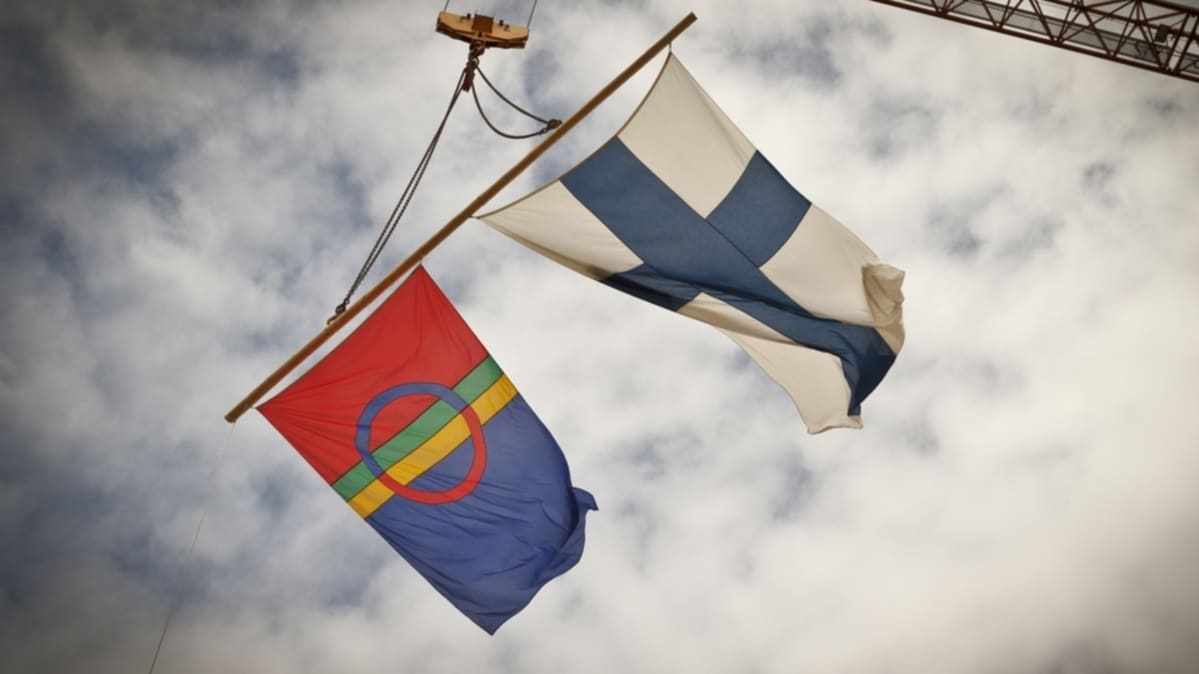 saamenlippu ja suomenlippu
