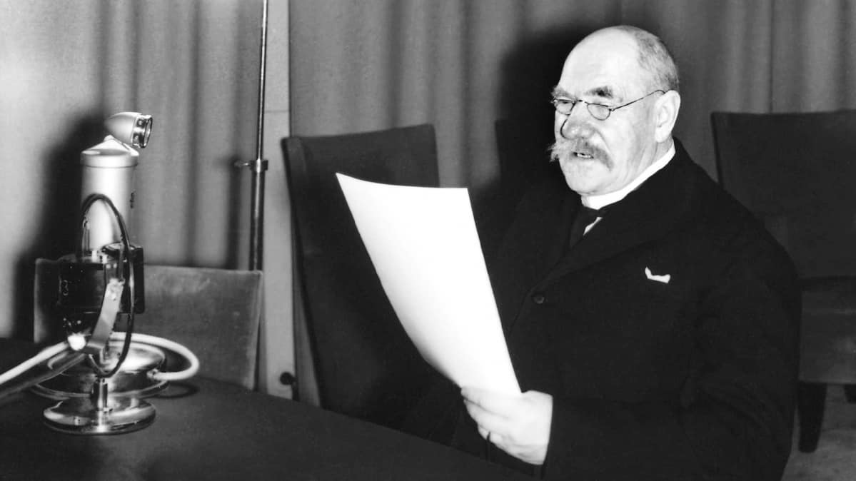 Tasavallan presidentti P.E. Svinhufvud puhuu Ylen 10-vuotisjuhlan kunniaksi.