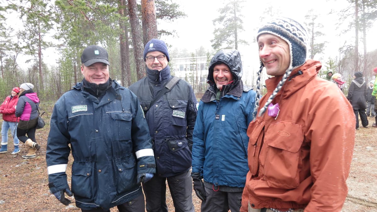 Metsähallituksen erätarkastajat Mika Seurujärvi ja Jari Liimatainen vaihtoivat mietteitä mielenilmaukseen osallistuneiden Ari Savikon ja Heikki Nikulan kanssa.