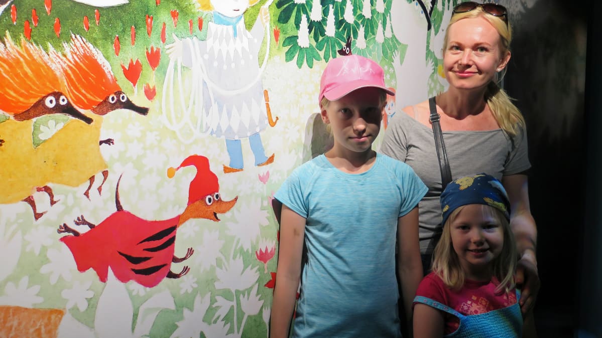 Aava, Janette ja Viivi Salminen halusivat nähdä Muumimuseon ensimmäisten joukossa.