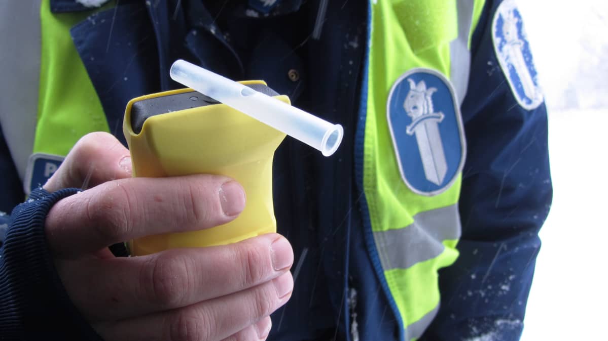 Poliisi pitelee alkometriä