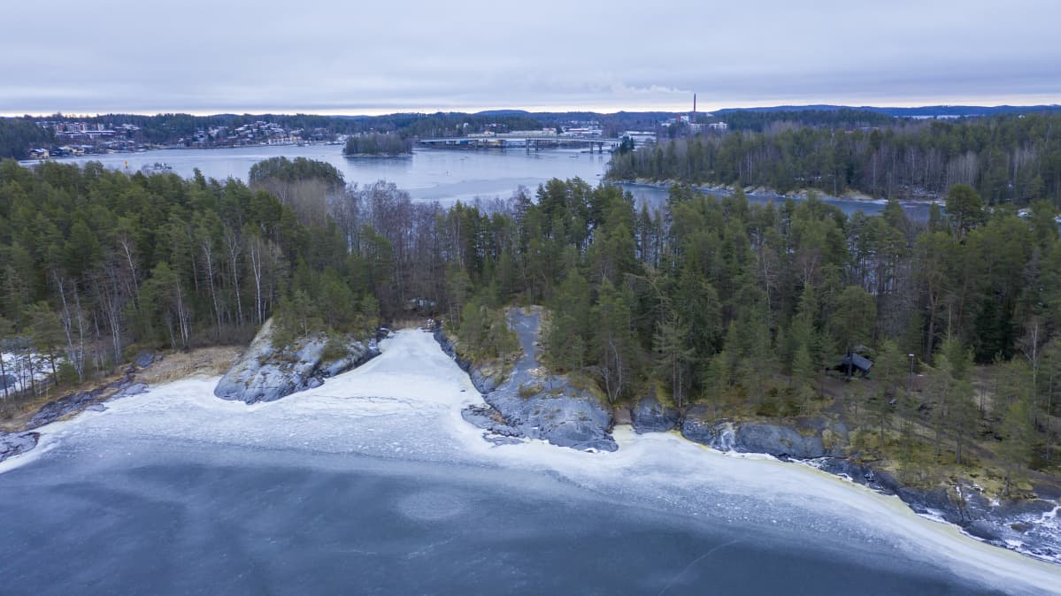 Ilmakuvassa Sulosaari ja kaukana taustalla siintää Savonlinnan kaupunkia.