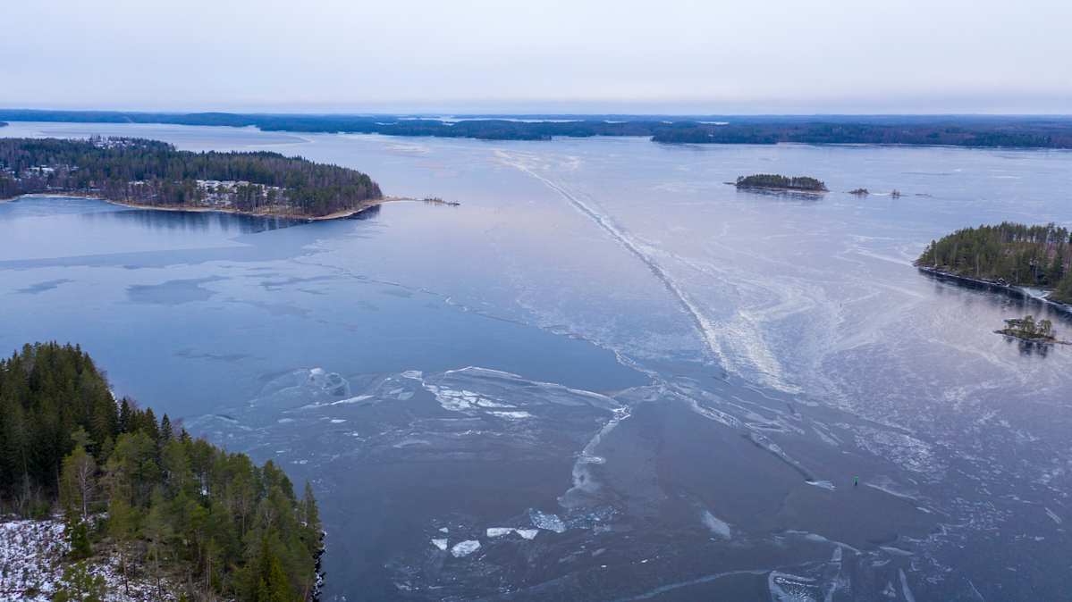 Ilmakuvassa jäinen Saimaa Savonlinnan pohjoispuolella.