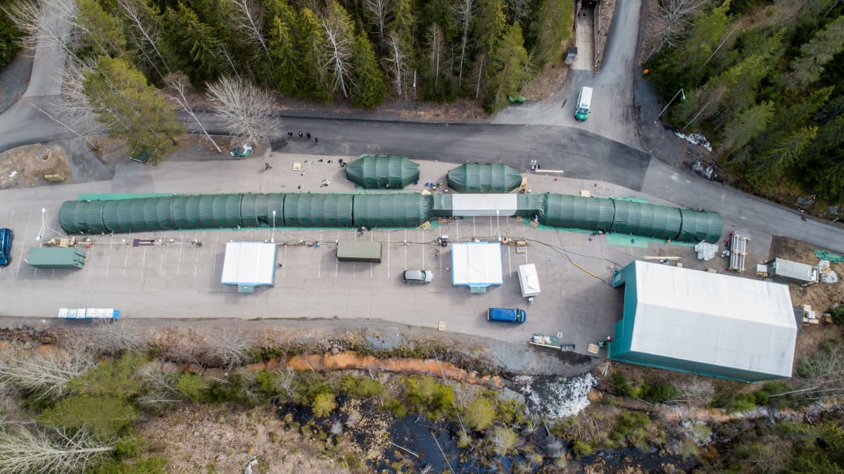 Puolustusvoimat ja Millog rakensivat koelaitoksen, jossa testattiin käytettyjen hengityssuojainten puhdistamista vetyperoksidihöyrytyksellä.