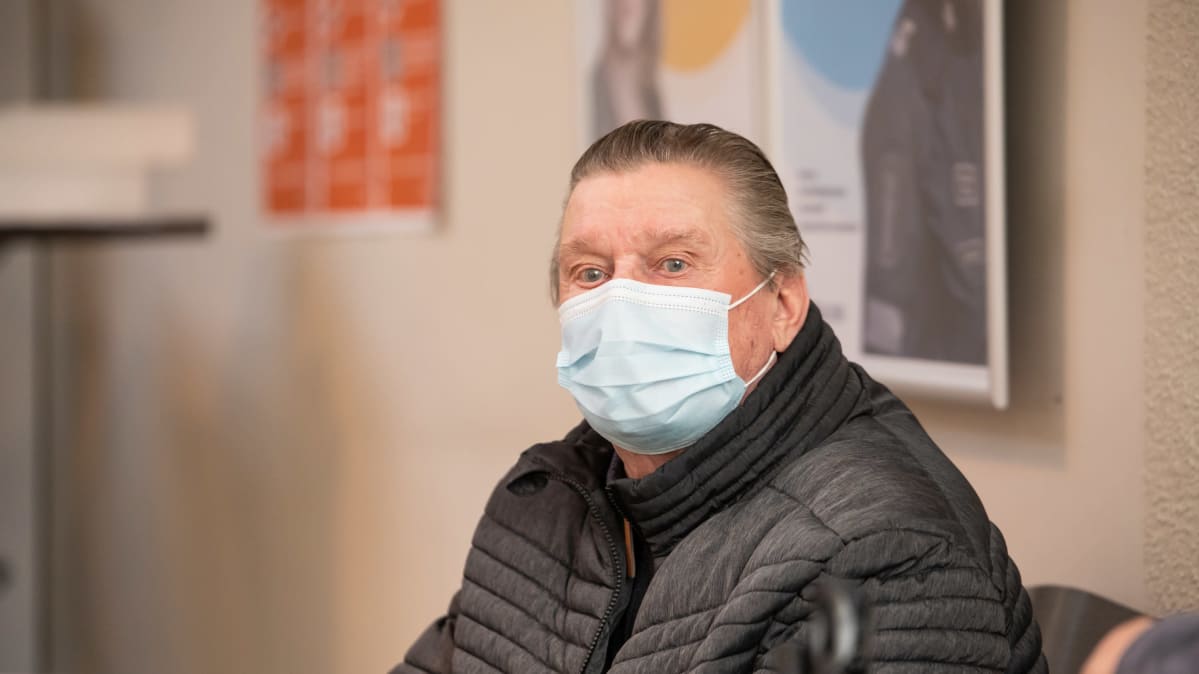 Kuvassa Jorma Konola istuu Kokkolan poliisiaseman aulassa.