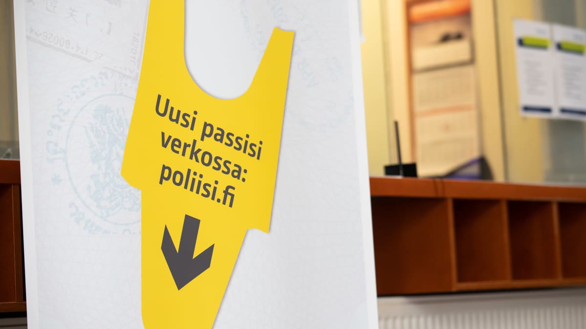 Kuvassa lappu, jossa kehotetaan uusimaan passi verkossa