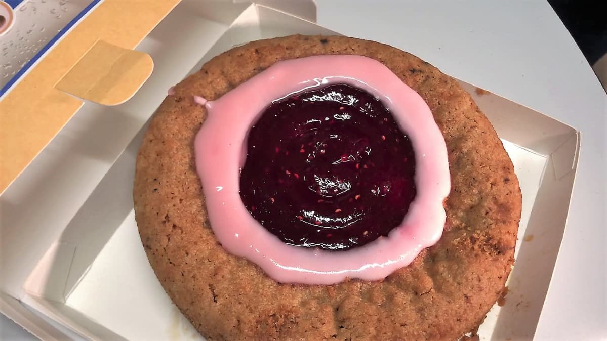 Runeberginkakku vedettynä ulos laatikosta