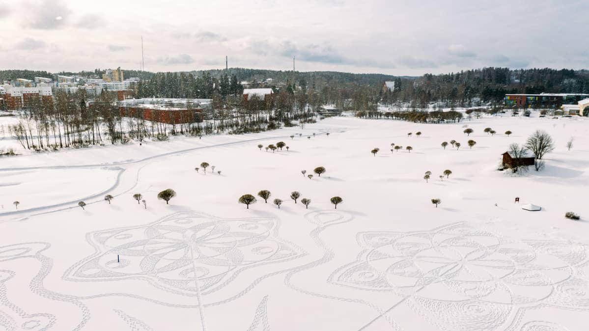 Taiteellisia jälkiä lumessa.