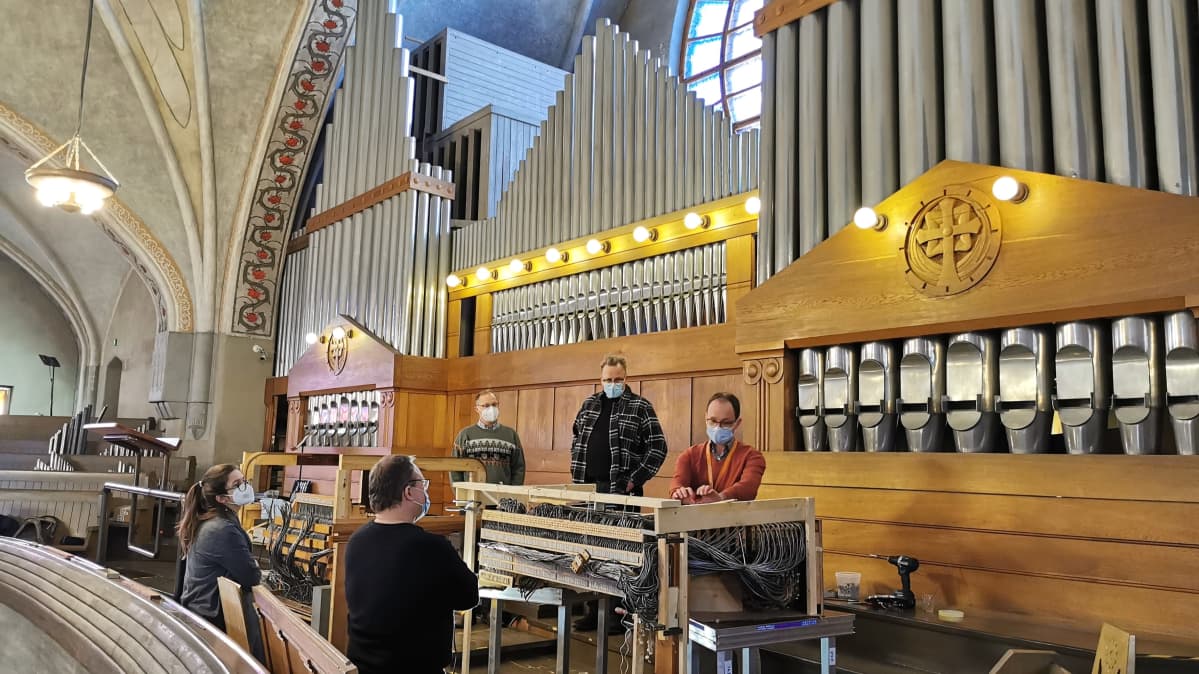 Urkureita tutustumassa Tampereen tuomiokirkon urkujen remonttiin urkurakentaja Heikki Aution opastuksessa