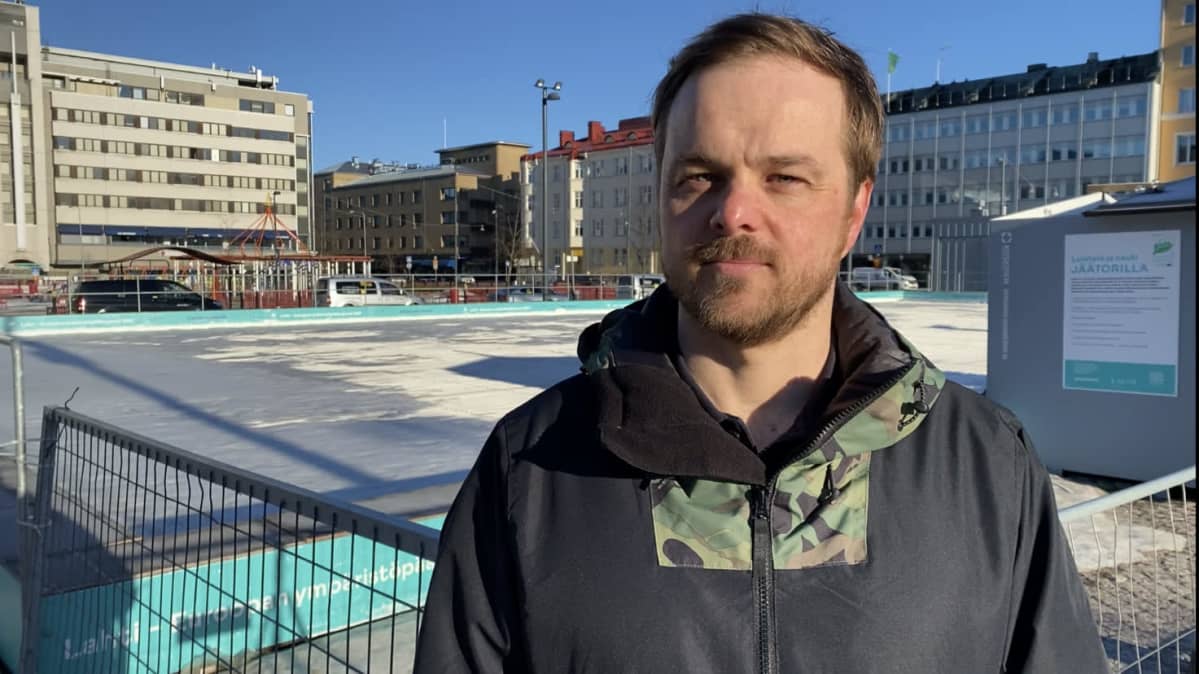 Päjät-Hämeen hyvinvointiyhtymän avosairaanhoidon ylilääkäri Kimmo Kuosmanen Lahden torilla kuvattuna.