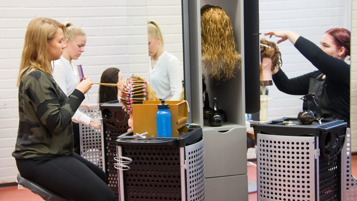Parturikampaajaopiskelijoita Jedun Nivalan yksikössä.