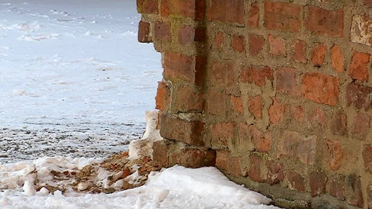 Vaurioitunut Hämeen linnan kulma