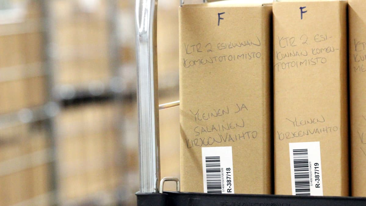 Pahvilaatikossa lukee "Esikunnan komentotoimisto: Yleinen ja salainen kirjeenvaihto"