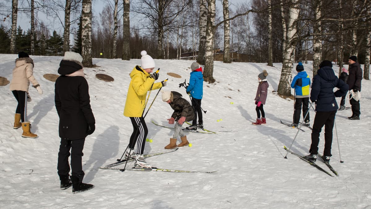Lapsia hiihtämässä.