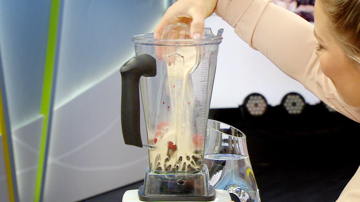 Smoothien valmistusta Aamu-tv:n studiossa.