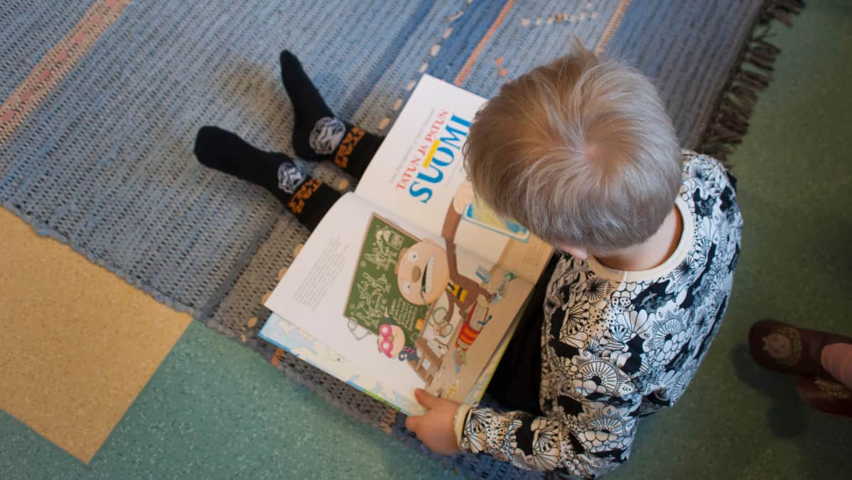 Päiväkodin poika lukee Tatua ja Patua.