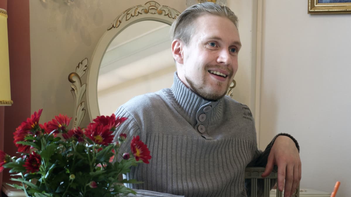 Tommi Ala-Helle kahvilassa kuvattuna.