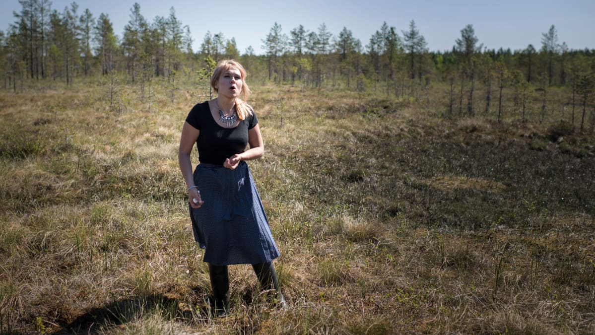Noora Kauppila laulaa suolla.