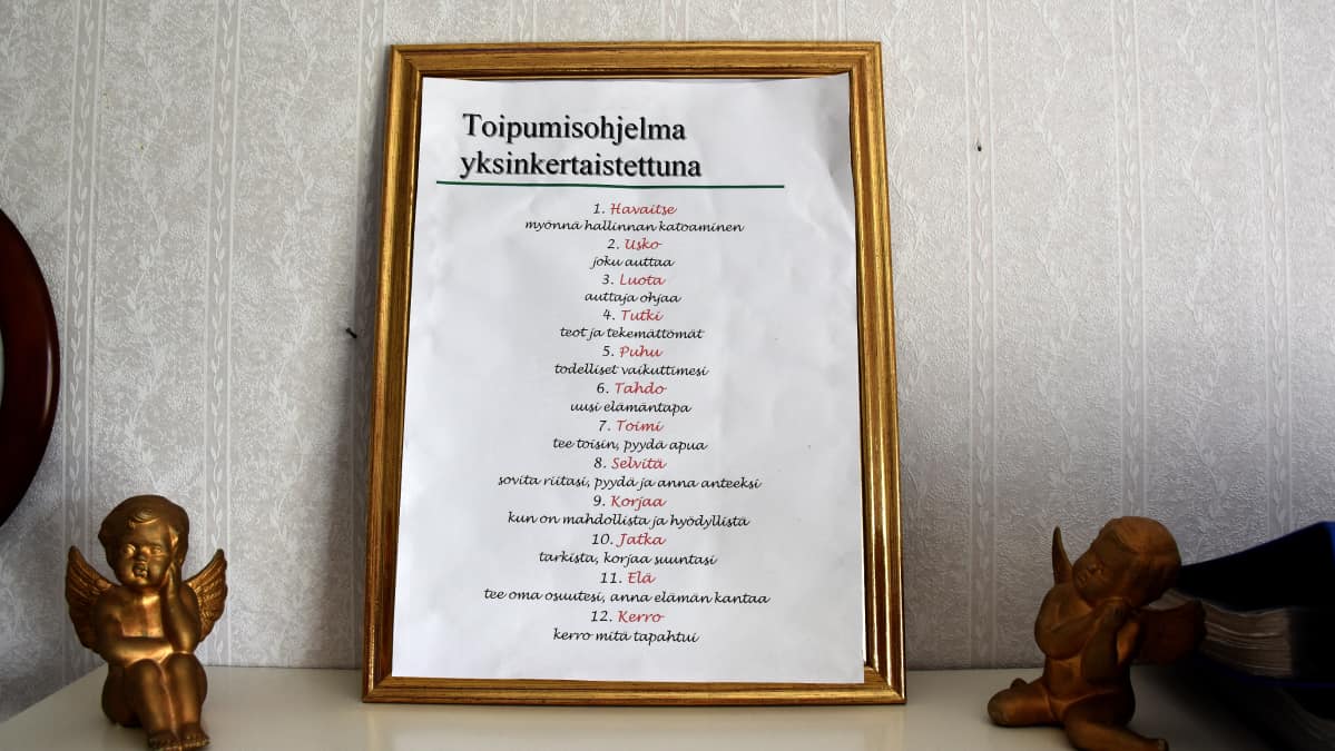 Toipumisohjelman 12 askelta taululla.