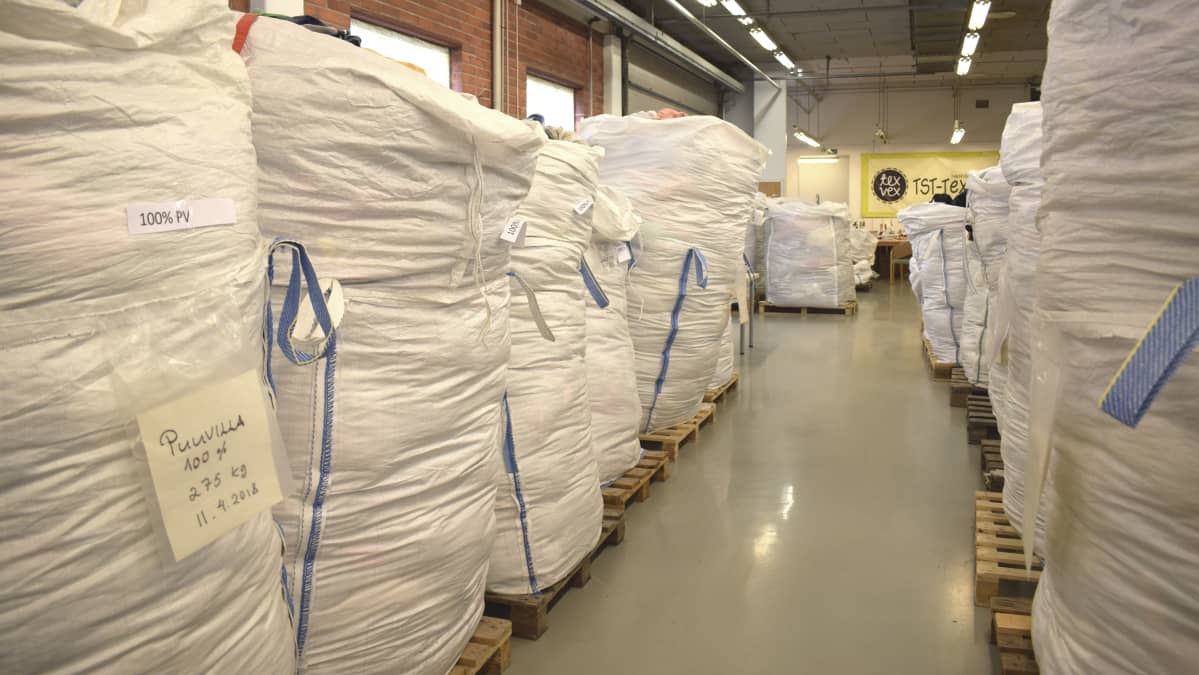 Lajiteltua poistotekstiiliä Turun Seudun poistotekstiilimyymälä TST-Texvexin tiloissa.