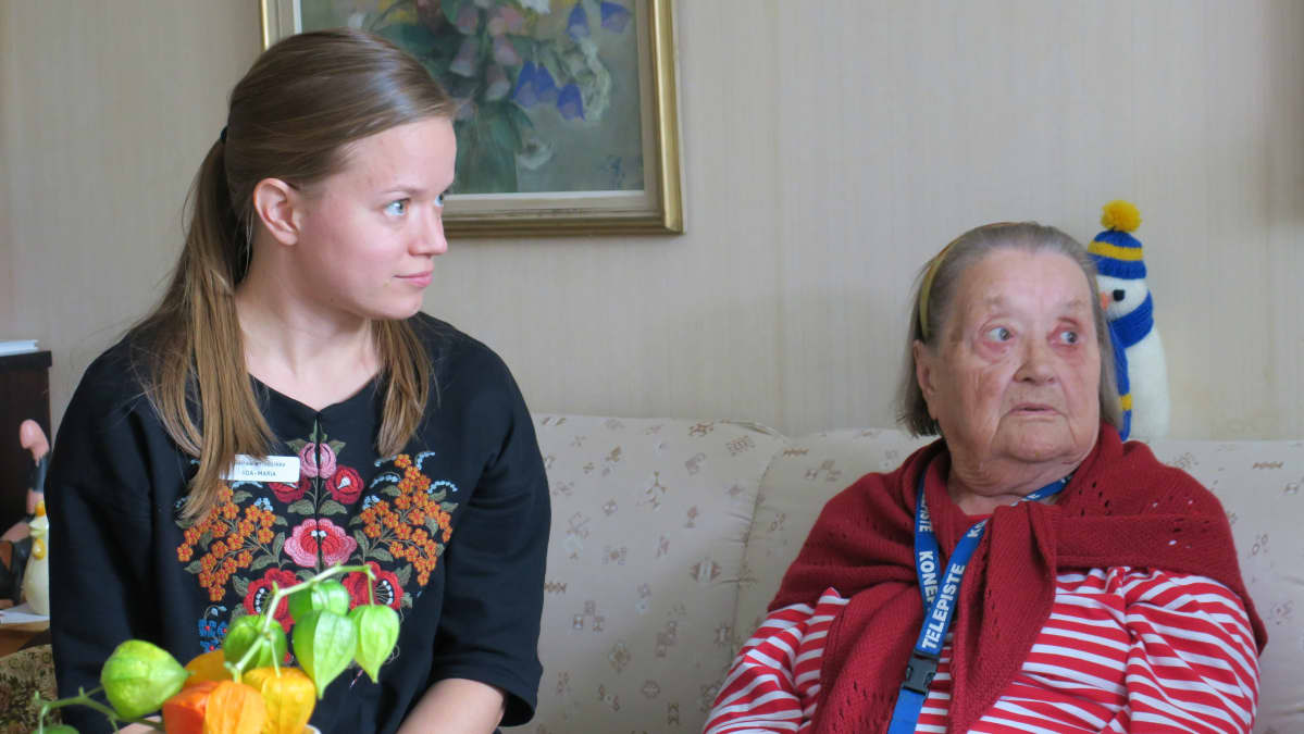 Sairaalamuusikko Iida-Maria Uljas kotihoidon käynnillä Aune Kuusenhakon luona.