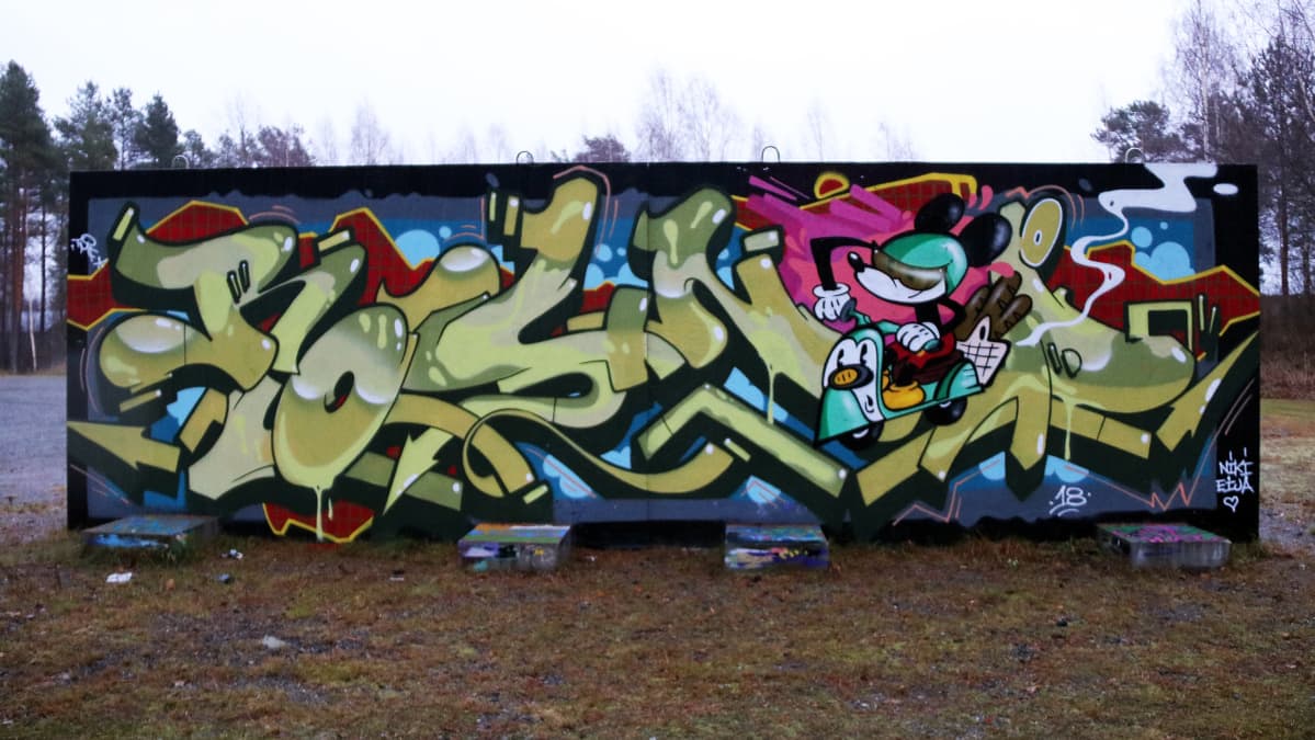 Round-tekijän graffiti Ylämyllyn luvallisessa graffitiseinässä syksyllä 2018.