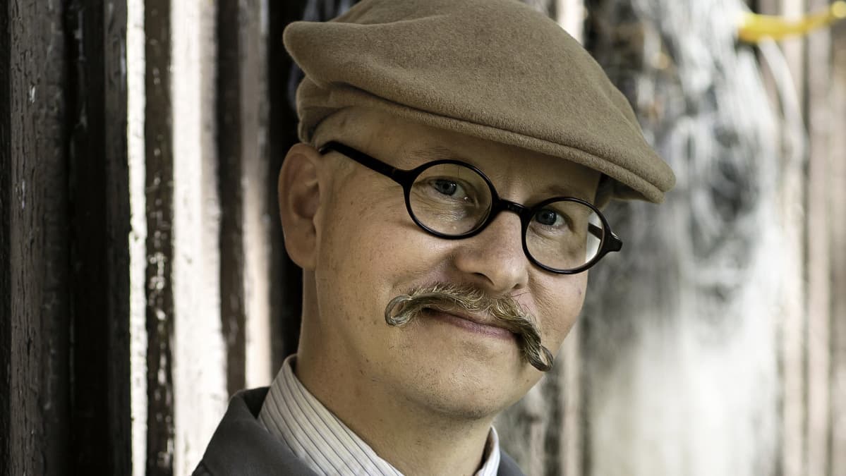 Olutkirjailija Mika Laitinen.