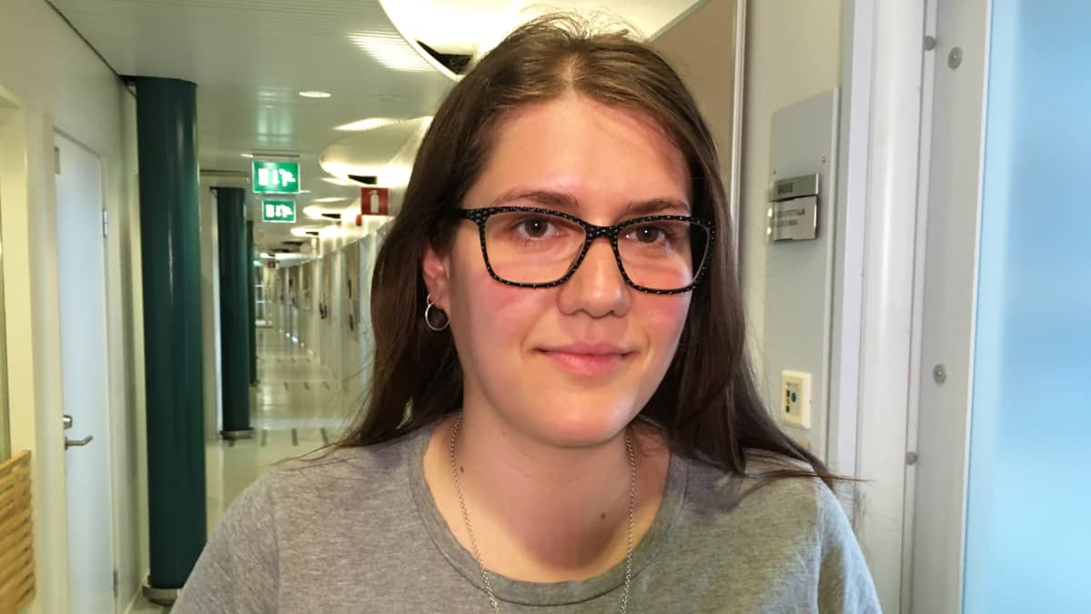 Anna Rita Loiacono Tampereen yliopiston käytävällä.