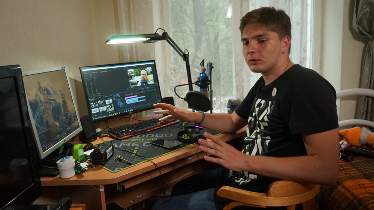 Fjodor Hudokormov istuu tietokoneensa ääressä.