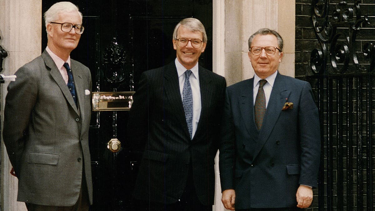 Douglas Hurd, John Major ja Jacques Delors Downingstreet 10:n edessä.