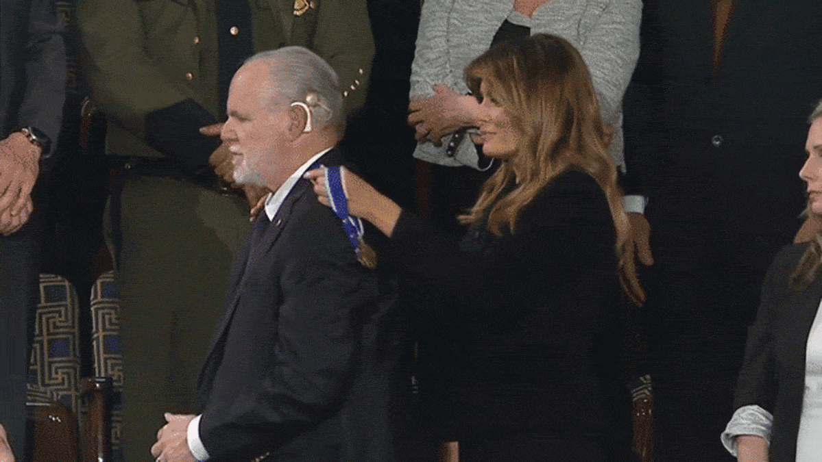 Gif-animaatio Trumpin myöntäessä mitalin Rush Limbaughille.