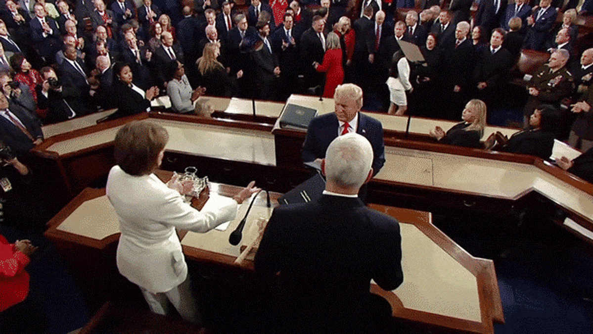 Trump ei kättele Nancy Pelosia.