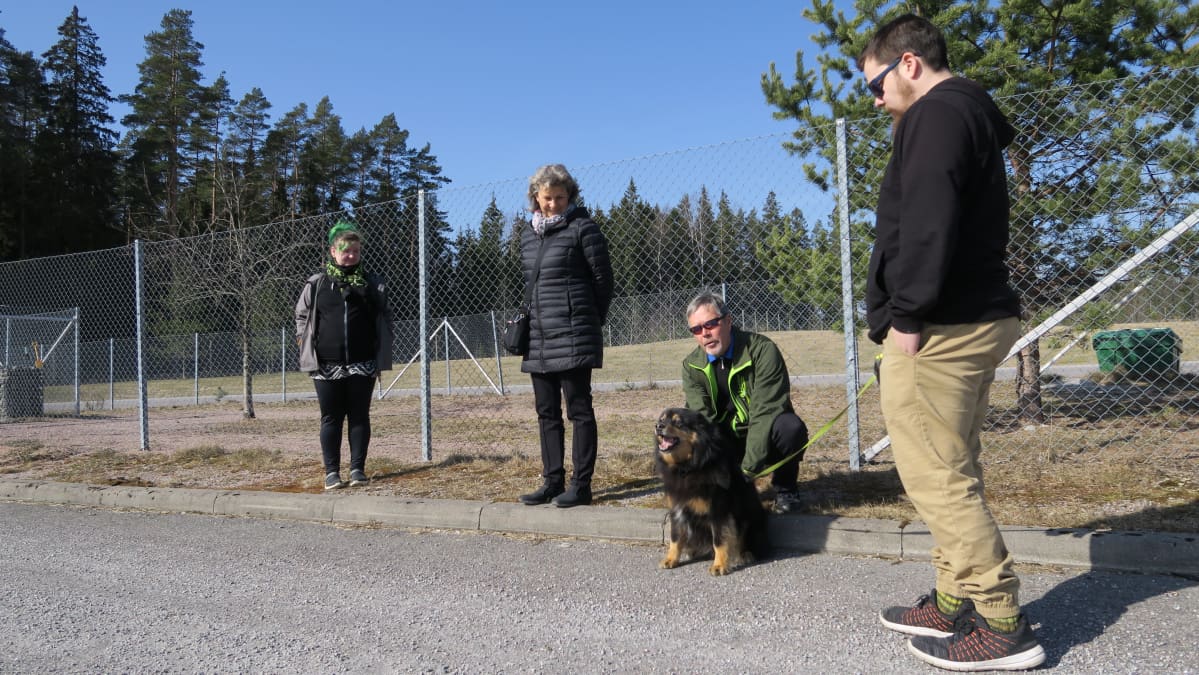 Eiskoistaan odottava Sanna Partanen toi puolisonsa kanssa Ressu-koiran hoitoon "mummolaan".