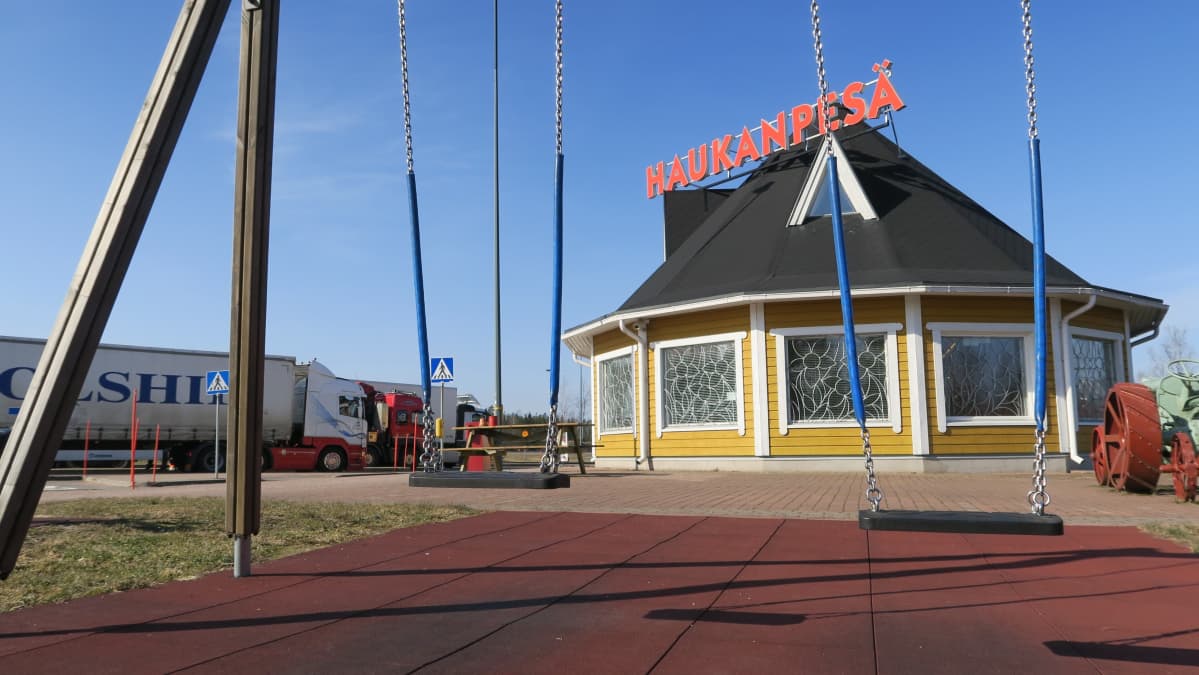 Haukanpesässä riittää vielä rekkakuskeja, mutta leikkipaikka on ollut viime ajat vähäisessä käytössä.