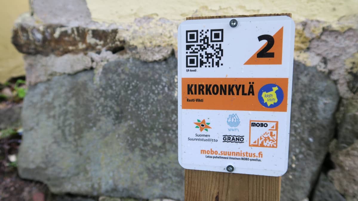 MOBO-rasti näyttää tältä. Rasti "leimataan" mobiilisovellukseen oman puhelimen kameralla. Tarjolla on myös paperikarttoja.