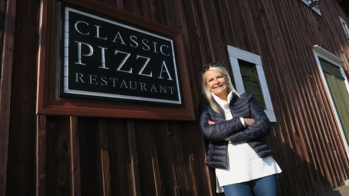 Classic Pizza Restaurant on toiminut Hangon Itäsatamassa 25 vuotta. Portailla ketjun laatu- ja kehitysjohtaja Merja Rahkola-Toivanen.