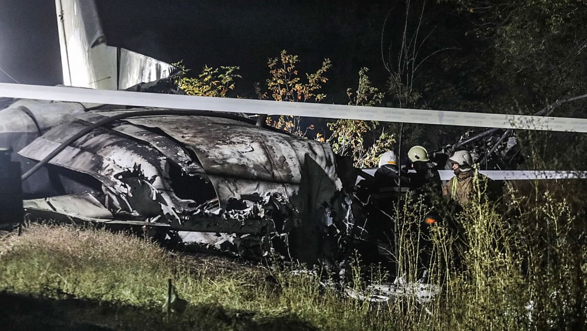 Pelastusviranomaiset tutkivat turmakonetta Harkovan lähellä Ukrainassa.