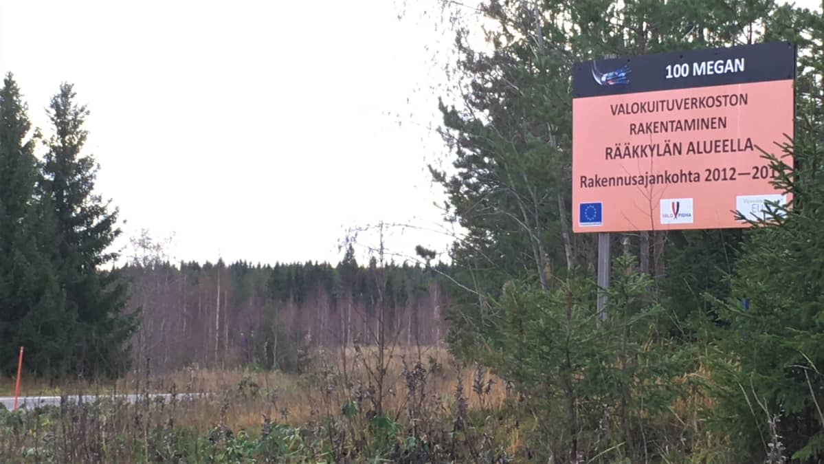 Valokuituverkon rakentamiskyltti maantien pientareella Rääkkylässä.