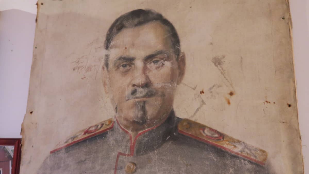 Nikolai Bulganinia esittävä muotokuva löytyi Porkkalassa sijaitsevan talon eristeistä vuokra-ajan päättymisen jälkeen.