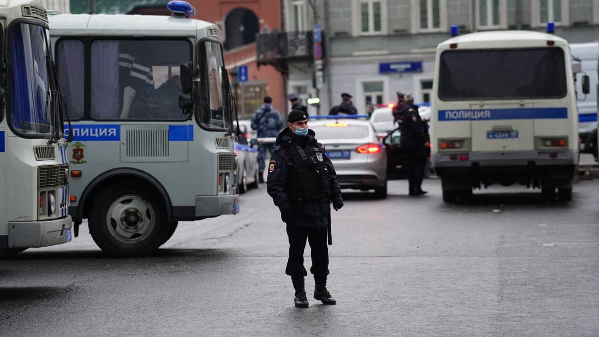 Moskovassa poliisit ovat valmiina mielenosoituksiin Maneesiaukion lähellä olevan metroaseman vieressä.