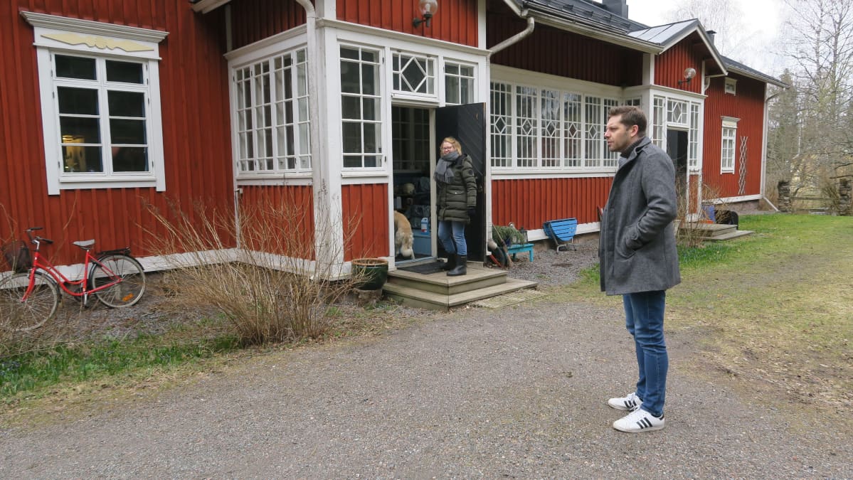 Aki Ollikainen asui Vares-Kantolassa kirjailijan uransa alussa vajaa kymmenen vuotta sitten. Kurtto koirineen tekee pian tilaa seuraavalle asukkaalle.