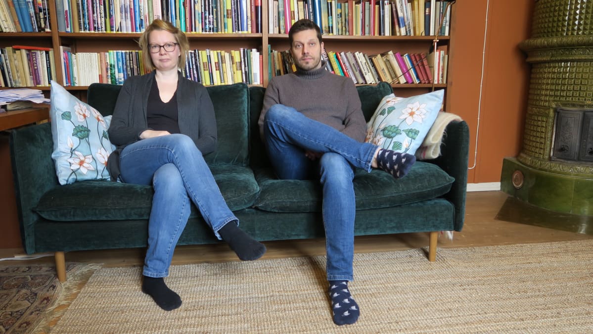 Työhuoneen seinät ovat kirjojen peitossa. Sohva on uusi, mutta hyllyssä lepää vanha Joenpellon aikainen lankapuhelin. Ollikaisen aikaan se soi kerran, mutta langan päässä ei ollut ketään.