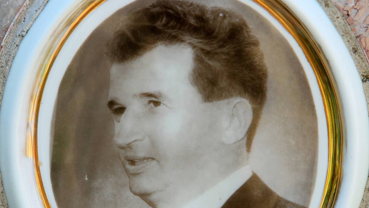 Hautakiveen kiinnitetty potretti Nicolae Ceausescusta.