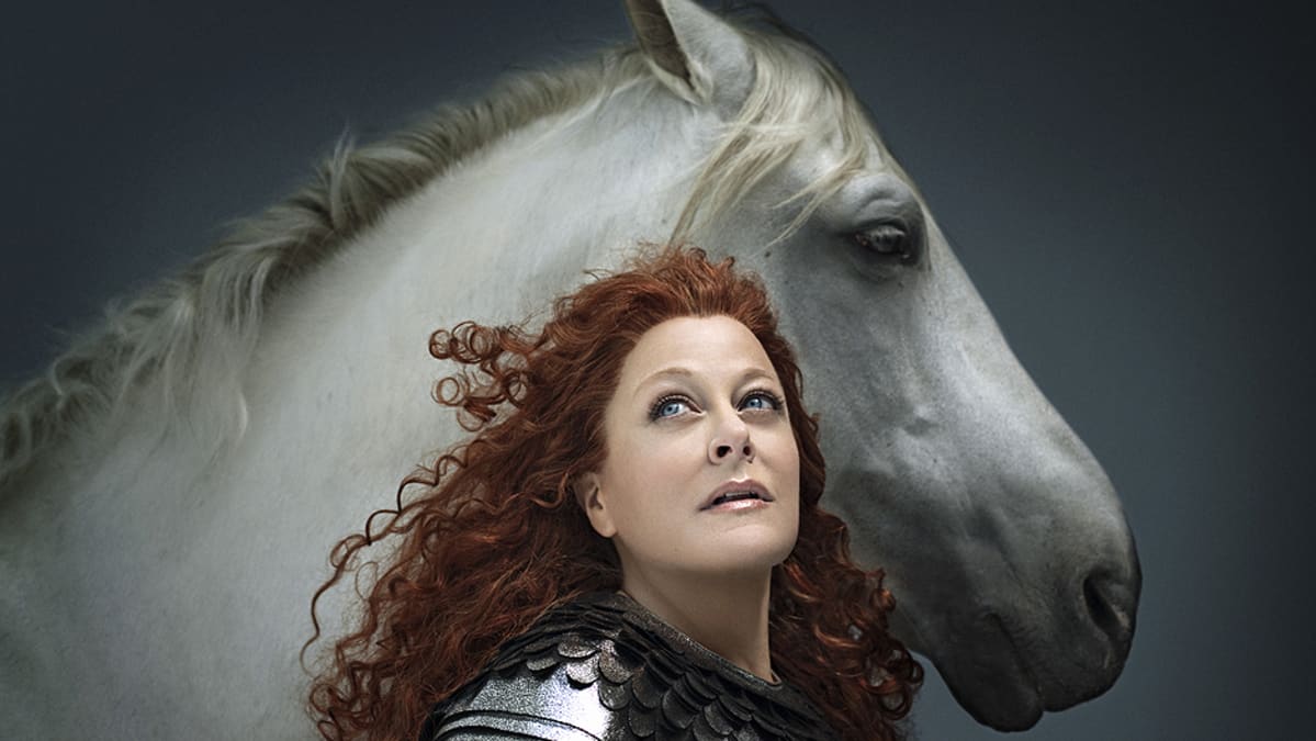 Oopperalaulaja Deborah Voigt ja hevonen.
