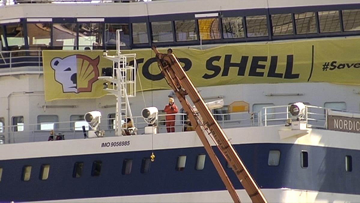 Stop Shell -banderolli kiinnitettynä jäänmurtaja Nordicaan.