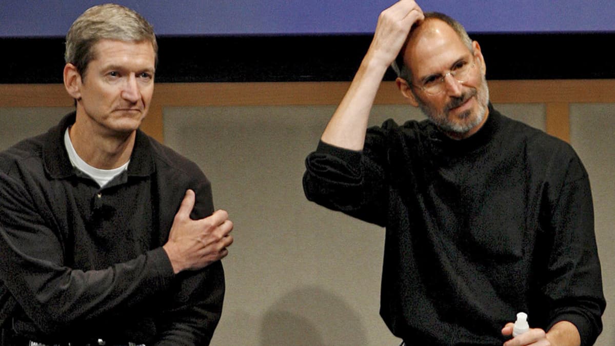 Tim Cook ja Steve Jobs yhteiskuvassa.