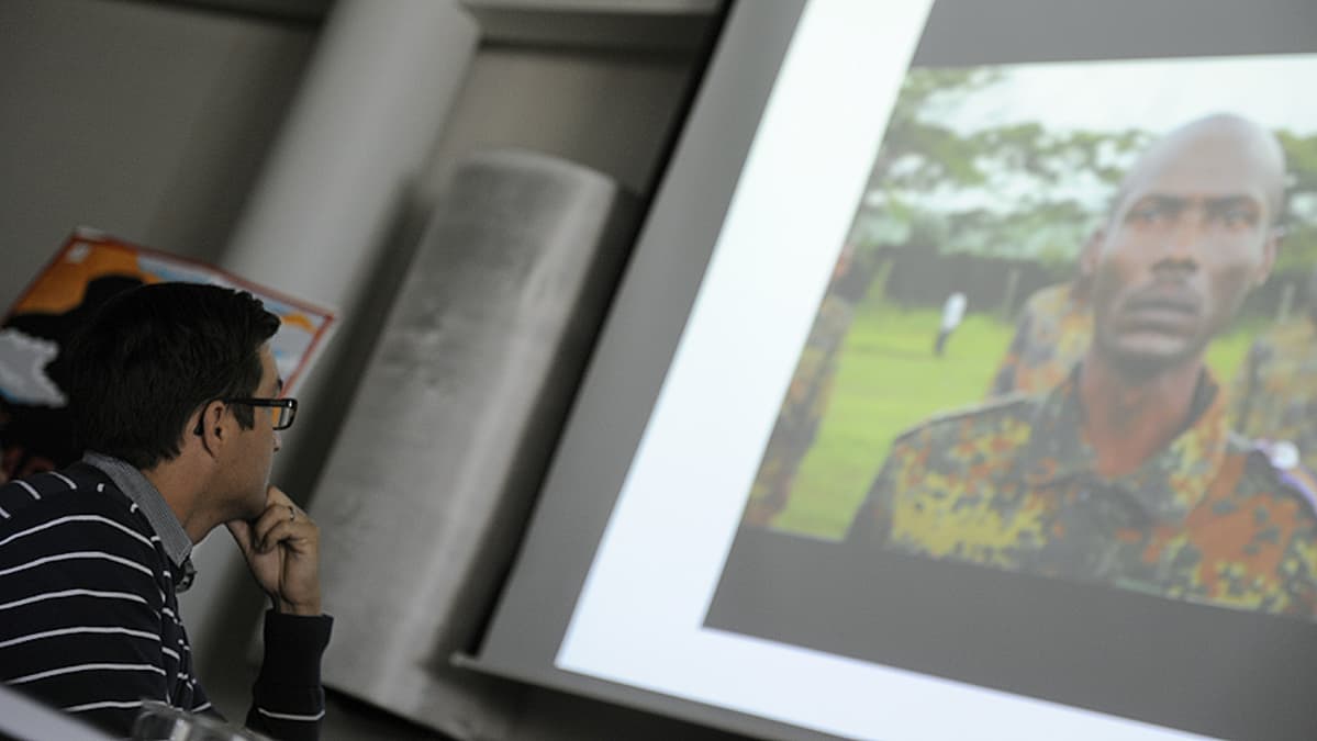 Suomen marsalkka -elokuvan tuottaja Erkko Lyytinen katselee elokuvan esittelyvideota lehdistötilaisuudessa.